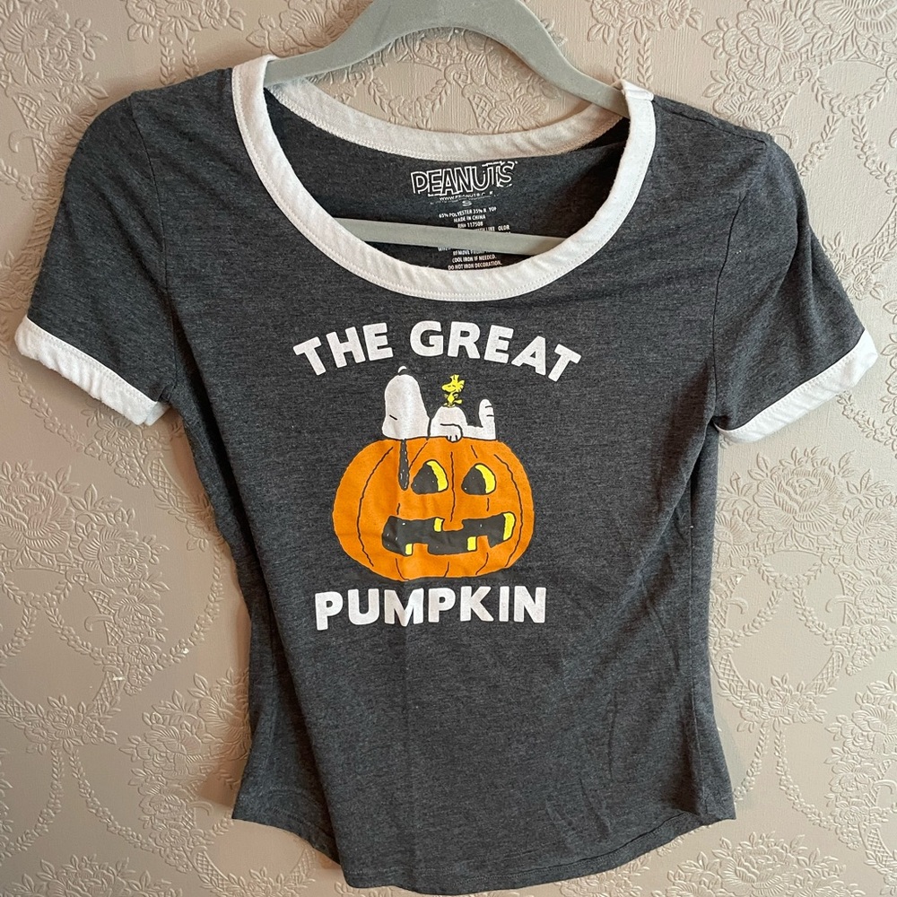 Peanuts women’s Snoopy Halloween shirt size small good condition